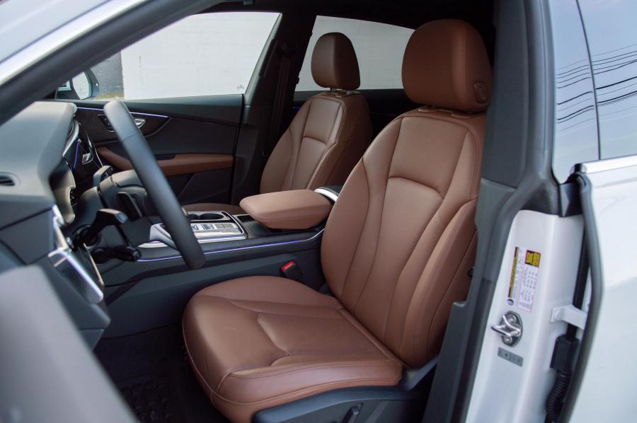 Интерьер Audi Q8 55 TFSI Quattro 2018 года  (NA) (фото 4 из 32)